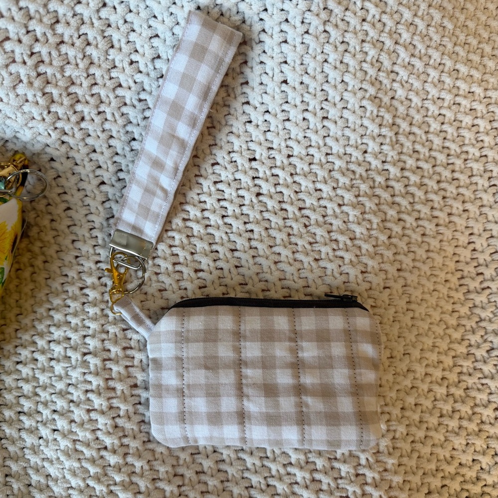 Gingham Wristlet🐻🧸